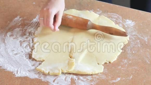 面包师用擀面杖揉面团视频的预览图