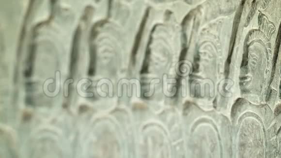 吴哥窟墙壁上的古代雕刻很近柬埔寨12世纪视频的预览图