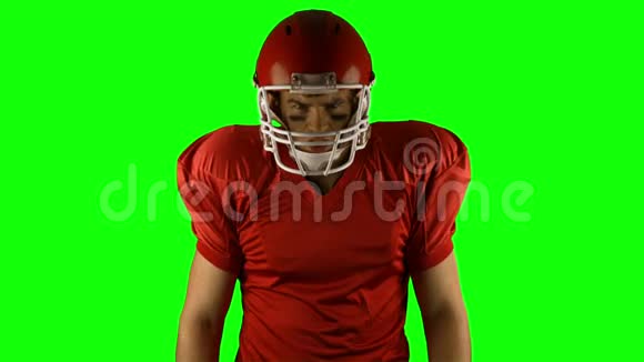 红色严肃的美国足球运动员摆姿势视频的预览图
