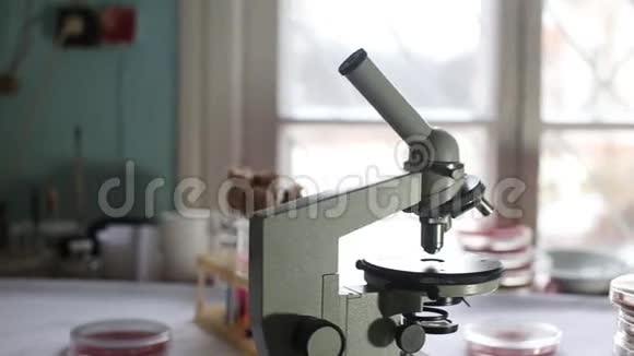 医院医学实验室的显微镜视频的预览图