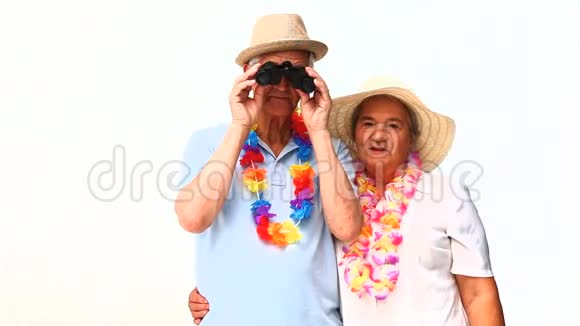 老年夫妇在度假时用望远镜视频的预览图