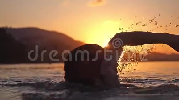 人在日落时游泳慢动作1920x1080视频的预览图
