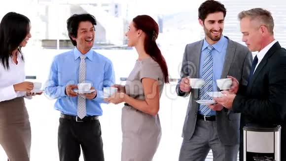 商务团队喝咖啡聊天视频的预览图