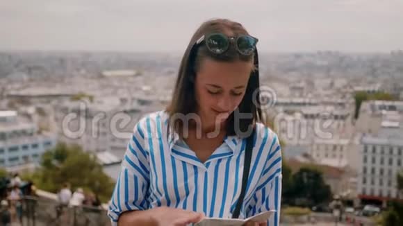 年轻女子去巴黎旅行视频的预览图
