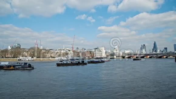 泰晤士河和伦敦天际线上的船视频的预览图