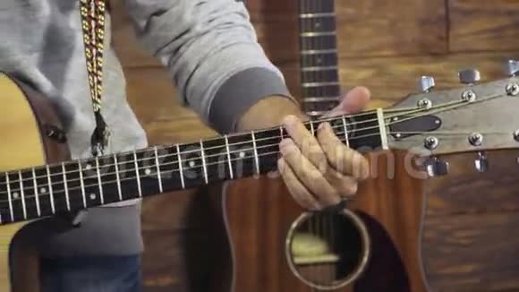 在吉他慢动作上收拢男人的手和弦视频的预览图