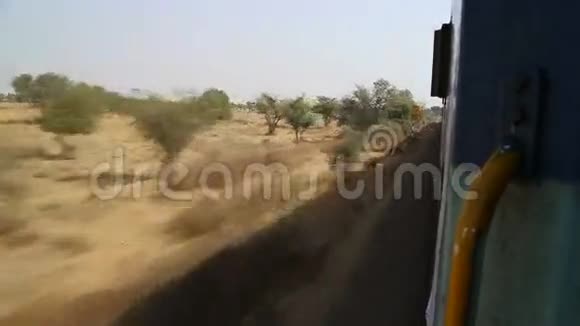从一列移动的火车上观看Jodhpur的乡村景观视频的预览图
