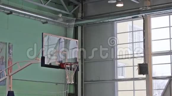 在篮球场上视频的预览图
