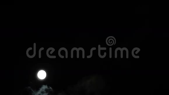 满月和夜晚的云彩视频的预览图