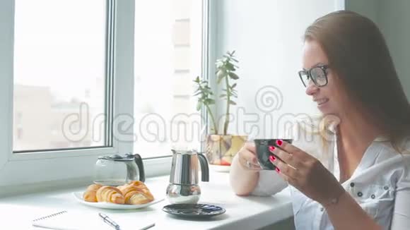年轻漂亮的女孩在晴天吃早餐视频的预览图