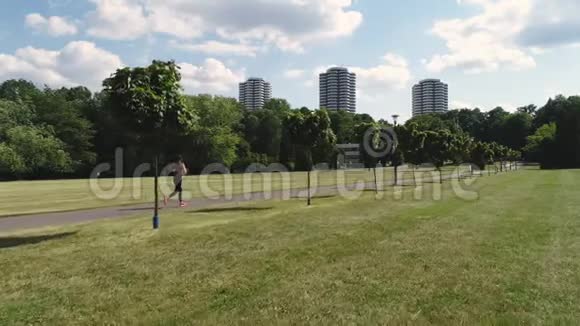 年轻的女人在公园里跑步视频的预览图