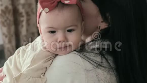 妈妈抱着一个小女孩产妇概念视频的预览图