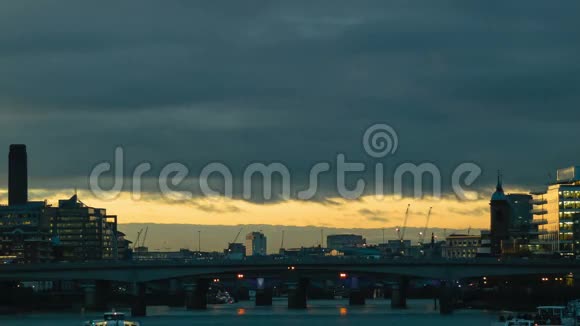 泰晤士河日落时照亮的地平线视频的预览图