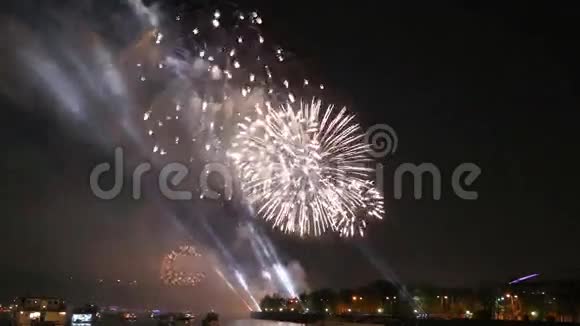 庆祝胜利日70周年二战莫斯科俄罗斯莫斯克瓦河堤岸烟火视频的预览图