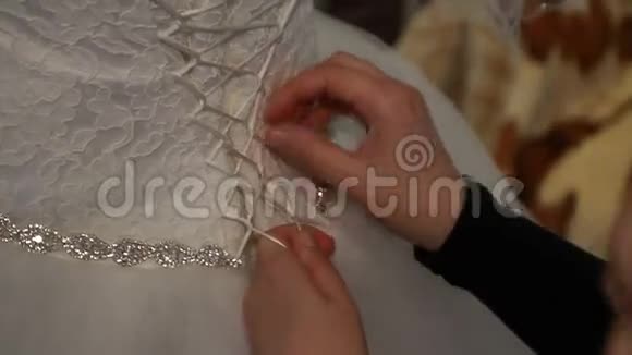 年轻新娘穿上婚纱视频的预览图