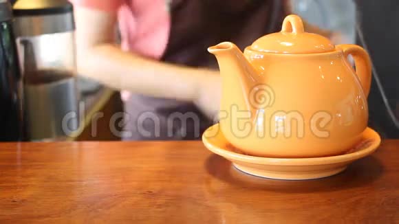 咖啡师热茶服务杯视频的预览图