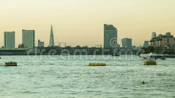 伦敦日落泰晤士河沙德河船经过视频的预览图