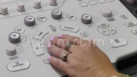 手的妇女和超声检查医疗设备视频的预览图