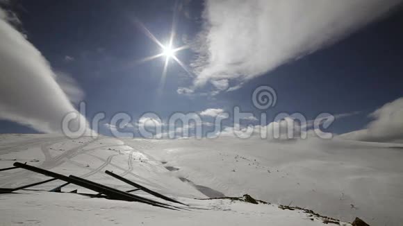 冬季景观寒冷的一天雪在阳光下闪闪发光视频的预览图