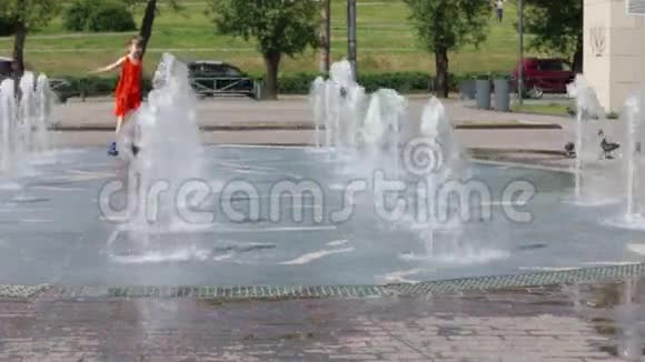 夏天城市喷泉里快乐女孩溜冰鞋视频的预览图