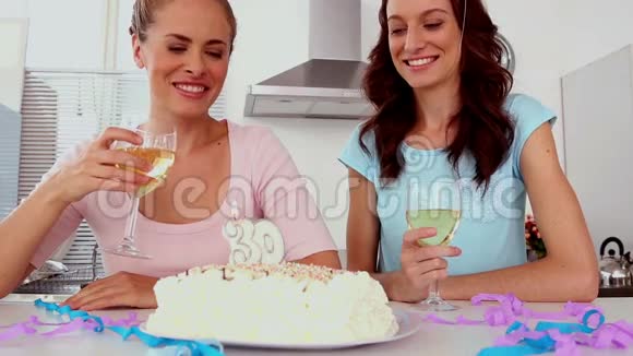 女人在生日蛋糕上吹蜡烛视频的预览图