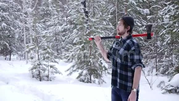 伐木工人拿着斧子站在树林里周围有光线泄漏视频的预览图