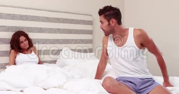 两个人在床上吵架视频的预览图