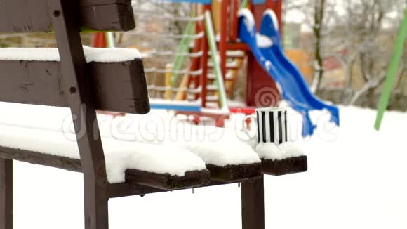 在冬天的公园里用白色的黑色条纹杯准备热饮料木制长凳上的新鲜粉末雪视频的预览图
