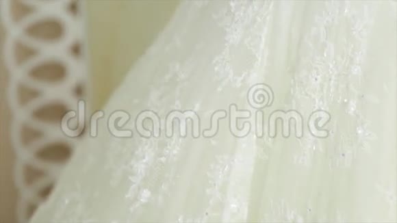 漂亮的婚纱装饰特写视频的预览图