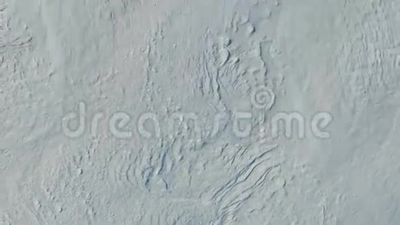 冬季雪场上空快速飞行空中全景雪的图案和质感视频的预览图