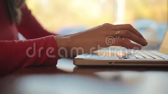 女人在笔记本电脑上打字电脑在窗边滑块视频的预览图
