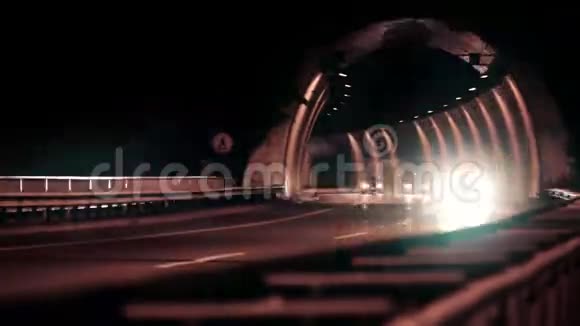 高速公路交通夜间股票视频视频的预览图