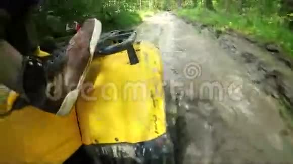 车轮ATV驶入深泥坑视频的预览图