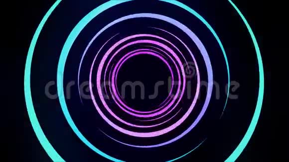 在黑色背景上由彩色移动环形成的抽象光隧道无缝环路动画蓝色和紫色视频的预览图
