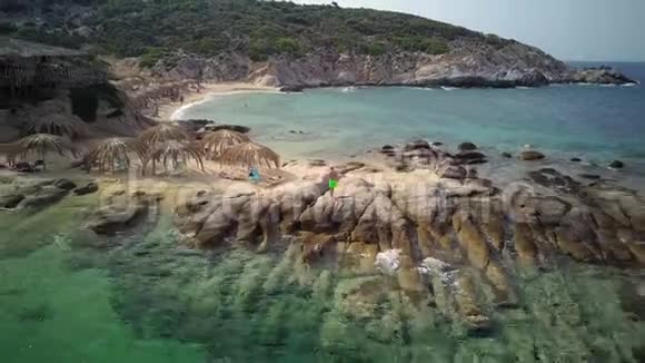 人在岩石海滩空中射击视频的预览图