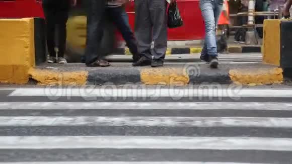 孟买繁忙街道的十字路口视频的预览图
