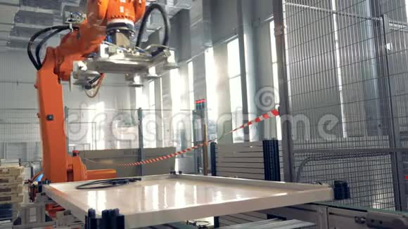 机器人手臂工作在现代工厂设施视频的预览图