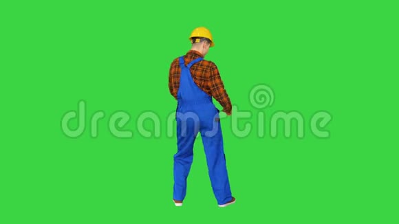 建筑工人戴着头盔在绿色屏幕上跳舞Chroma键视频的预览图