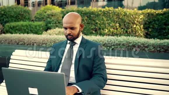 印度商人拿着笔记本电脑穿着蓝色西装视频的预览图