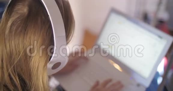 戴着笔记本电脑耳机的女人视频的预览图