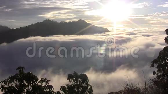 厚厚的云层覆盖着喜马拉雅山的地面视频的预览图