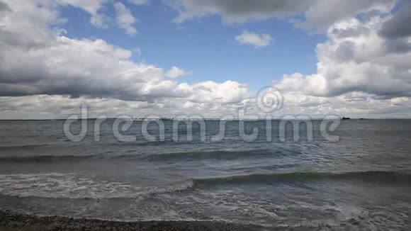 从怀特岛到英国汉普郡大陆的海景视频的预览图