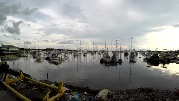 黄昏夕阳下游艇停泊在海岸湾上剪影视频的预览图