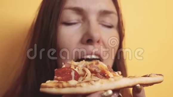匹萨快乐的女孩吃一片披萨的概念饥饿的女人吃一片披萨慢生活方式视频的预览图