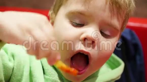 这孩子在快餐店吃炸土豆视频的预览图