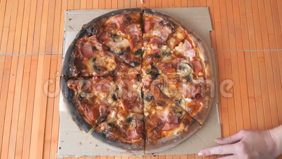用餐刀辊切披萨视频的预览图