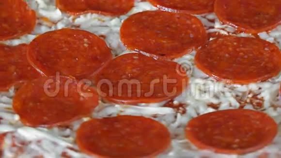 意大利美食意大利辣香肠披萨慢慢打开视频的预览图