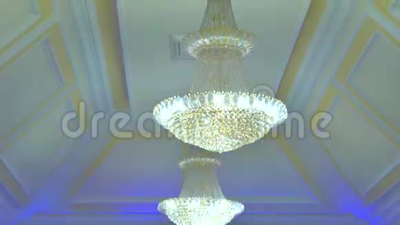吊灯在餐厅的假日婚礼上房间里的灯光由一盏漂亮的吊灯装饰而成视频的预览图