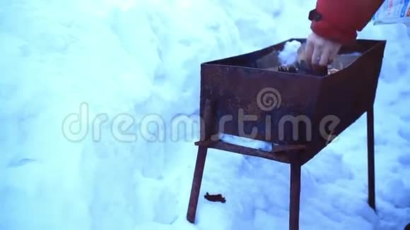 晚上在雪地里燃烧冬天的篝火视频的预览图