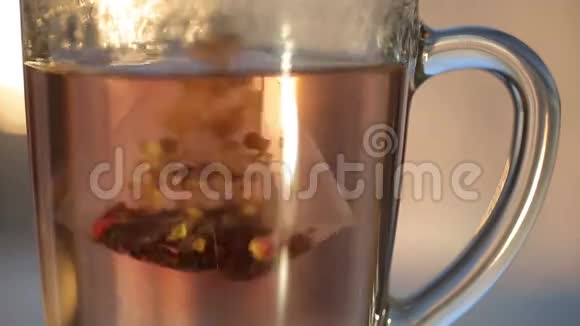 在透明玻璃杯中的茶水上加热水视频的预览图